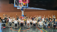 Sportowcy na wózkach grają w koszykówkę i aktywizują ruchowo innych niepełnosprawnych
