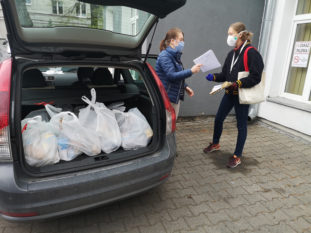 Grupa społeczna Senior w Koronie pomaga najbardziej potrzebującym w Warszawie i okolicach